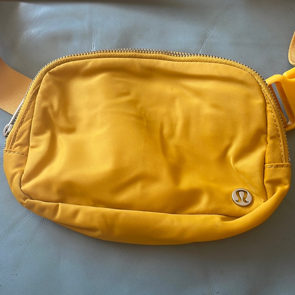 Lululemon everywhere belt bag